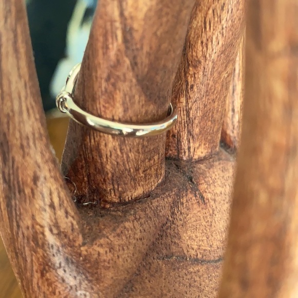 A silver moonstone ring in size 8 - Picture 3 of 4